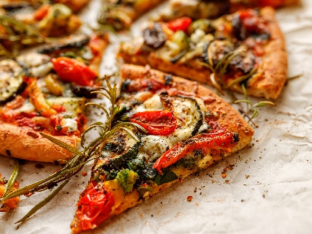 Вегетарианска пица с гриловани зеленчуци - тиквички, чушки, лук и домати - снимка на рецептата
